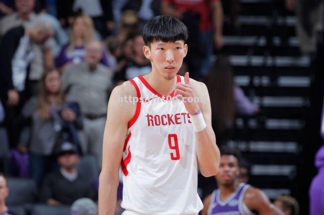 周琦下赛季将继续留在NBA，他已完成与火箭队的续约谈判